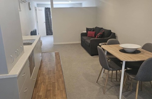 Lowburn Apartment | Studio Apartment 100 meters from lake and walking track
