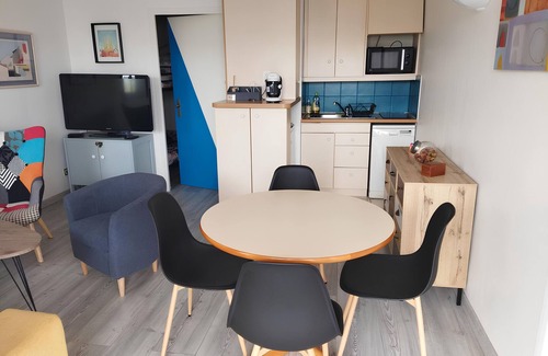 Quiberon Apartment | Studio Apartment 'Au Coeur De Quiberon' with Shared Pool, Balcony and Wi-Fi