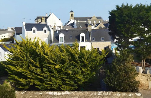 Quiberon Apartment | Studio Apartment 'Au Coeur De Quiberon' with Shared Pool, Balcony and Wi-Fi