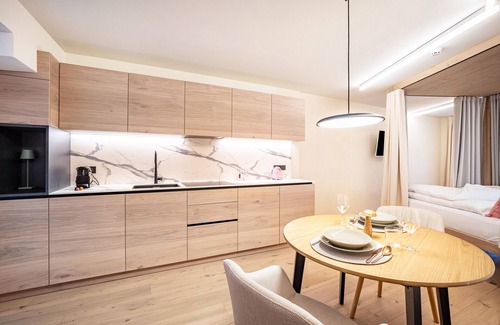 Old Town Apartment | Studio Apartment 'Avia Living Anna' with Mountain View, Balcony and Wi-Fi