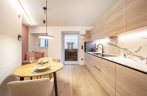 Old Town Apartment | Studio Apartment 'Avia Living Anna' with Mountain View, Balcony and Wi-Fi