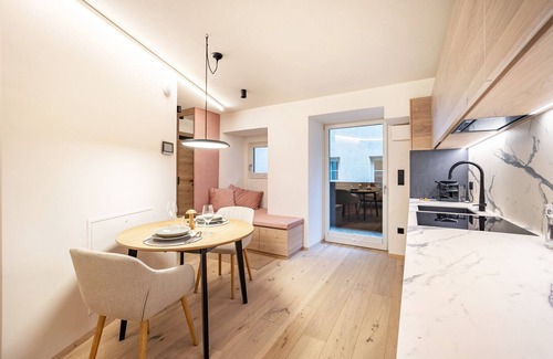 Old Town Apartment | Studio Apartment 'Avia Living Anna' with Mountain View, Balcony and Wi-Fi