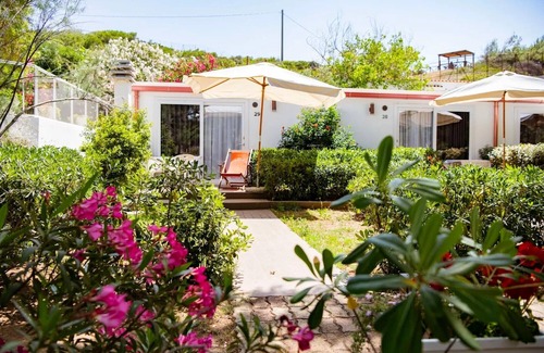 Chiesiola Apartment | Studio Apartment 'Baia Falcone-Villetta Mare 105' with Sea View, Wi-Fi and Air Conditioning
