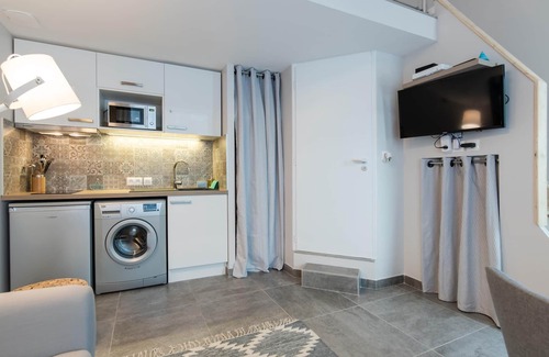 Villette Gare Apartment | Studio-Apartment-Ensuite with Shower-Street View-Studio avec Mezzanine