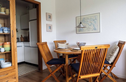 Schausende Apartment | Studio Apartment 'Ferienwohnung Möwennest' with Sea View, Balcony and Wi-Fi