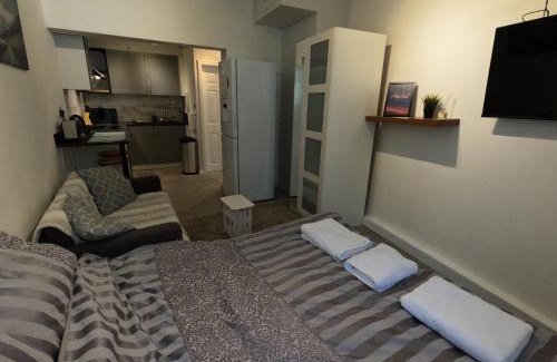 Kew Apartment | Studio Apartment in Kew