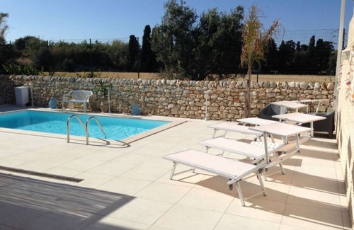 Pozzallo House | Studio apartment in Villa with pool a few steps from the sea