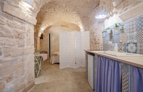 Martina Franca Apartment | Studio Apartment 'Carman House' with Wi-Fi and Air Conditioning