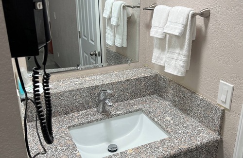 Greenacres Apartment | Studio Apartment - King Bed