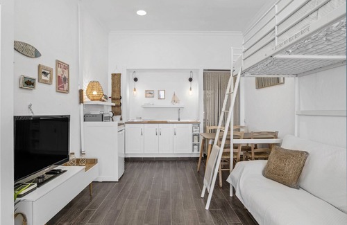 Barbate Apartment | Studio Apartment 'La Casita Blanca' with Wi-Fi and Air Conditioning