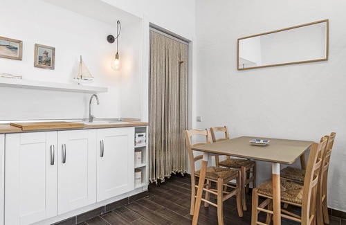 Barbate Apartment | Studio Apartment 'La Casita Blanca' with Wi-Fi and Air Conditioning