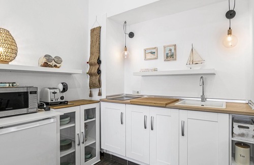 Barbate Apartment | Studio Apartment 'La Casita Blanca' with Wi-Fi and Air Conditioning