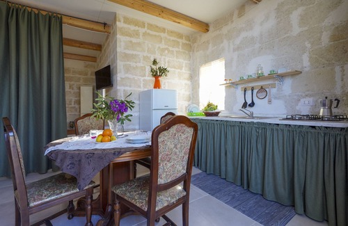 L'Assunta Apartment | Studio Apartment "La Casa Di Marta" with Shared Garden & Wi-Fi