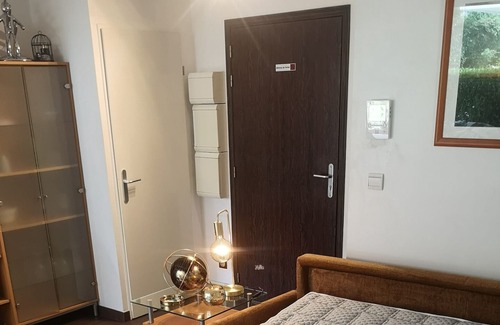 Reims City Centre Apartment | Studio Apartment 'Le Palace Cathédrale De Reims' with Garden, Terrace & Wi-Fi