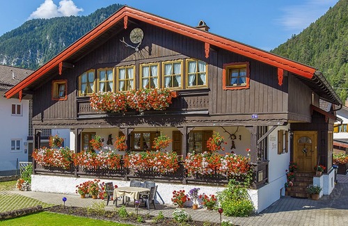 Mittenwald Apartment | Studio Apartment 'Mini Apartment 2' with Mountain View, Shared Garden and Wi-Fi