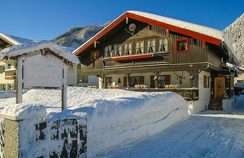 Mittenwald Apartment | Studio Apartment 'Mini Apartment 2' with Mountain View, Shared Garden and Wi-Fi