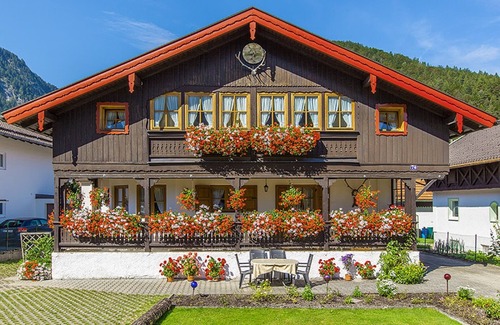 Mittenwald Apartment | Studio Apartment 'Mini Apartment 2' with Mountain View, Shared Garden and Wi-Fi
