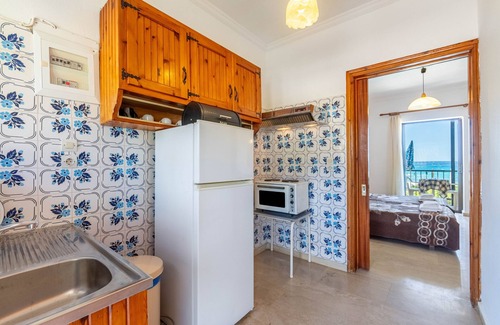 Agios Gordios Apartment | Studio Apartment 'Mires House Front 1' with Sea View, Wi-Fi and Air Conditioning