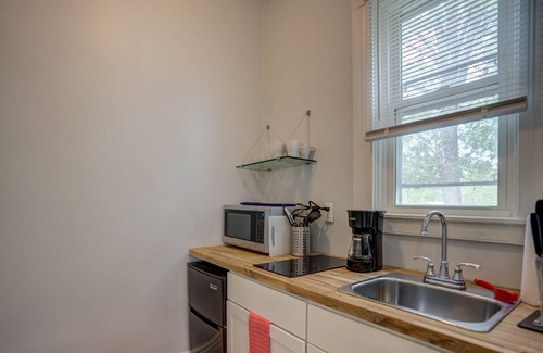 Deer Park Apartment | Studio apartment near all the coffee shops and restaurants in the Highlands