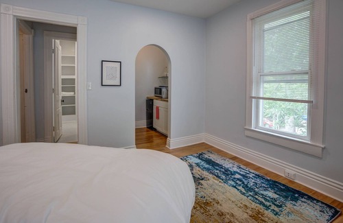 Deer Park Apartment | Studio apartment near all the coffee shops and restaurants in the Highlands
