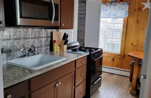 Hampton Apartment | Studio Apartment steps away from beach