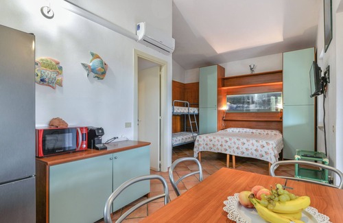 Lacona Apartment | Studio Apartment 'Sulla Spiaggia Di Lacona' with Private Terrace, Wi-Fi and Air Conditioning