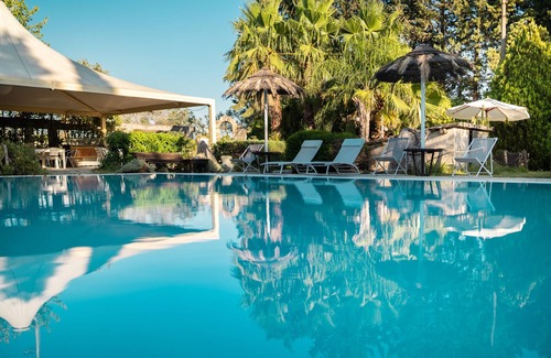 Aradeo Apartment | Studio Apartment 'Tenuta San Trifone Giuggiola' with Shared Pool, Wi-Fi and Air Conditioning