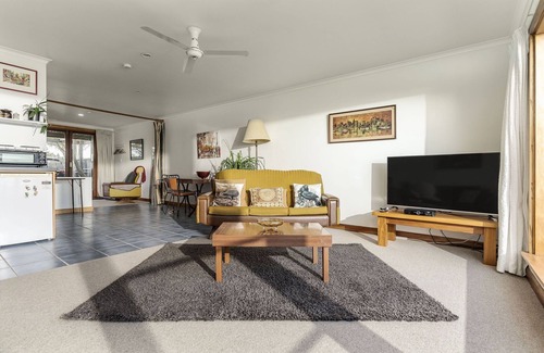 Kaikoura Apartment | Studio apartment with panoramic mountain and sea views