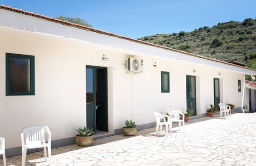 Noto Historic Centre Apartment | Studio 'Arancia - Fiumara Val Di Noto' with Mountain View, Wi-Fi and Air Conditioning