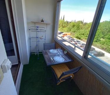 Anatole France Apartment | Studio Balcon Proche Hypercentre de Narbonne