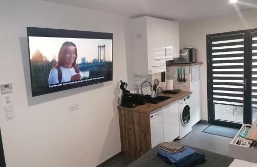 Serignan Apartment | Studio BLEU, Neuf, classé 3 étoiles, Clim, Wifi, Lave-linge, Lit King Size, au calme et à 800m des plages de Valras Plage