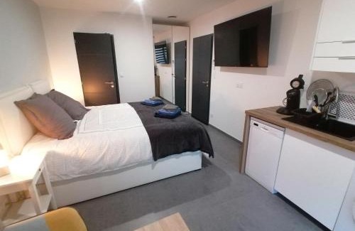 Serignan Apartment | Studio BLEU, Neuf, classé 3 étoiles, Clim, Wifi, Lave-linge, Lit King Size, au calme et à 800m des plages de Valras Plage
