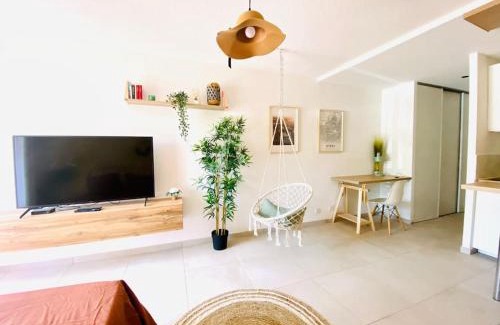 Costieres Apartment | Studio Boho Clim Parking terrasse