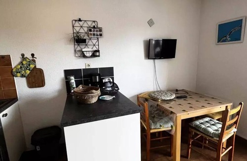 Le Port Apartment | Studio Cabin for 4 with Elevator - Marina View, Beach 2 Steps Away