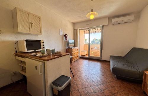 Le Brusc Apartment | Studio cabine au Brusc, proche mer, 4 couchages - FR-1-845-5