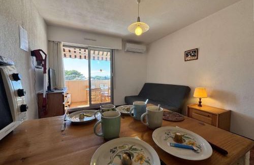 Le Brusc Apartment | Studio cabine au Brusc, proche mer, 4 couchages - FR-1-845-5