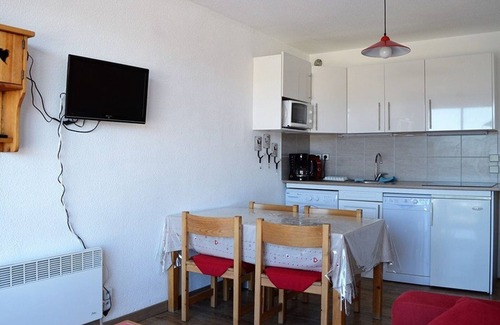 Les Angles Apartment | Studio cabin with equipped kitchenette and TV