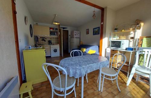 Argeles Plage Apartment | Studio Cabine 4 Pers. avec Wifi, Piscine, Parking à 500m de la Plage d'Argelès - FR-1-776-54