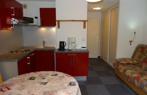 Les Bruyeres Apartment | Studio cabine 4 pers, ski aux pieds, Les Menuires, 24m², balcon sud-ouest, proche commerces et remontées. - FR-1-178-101