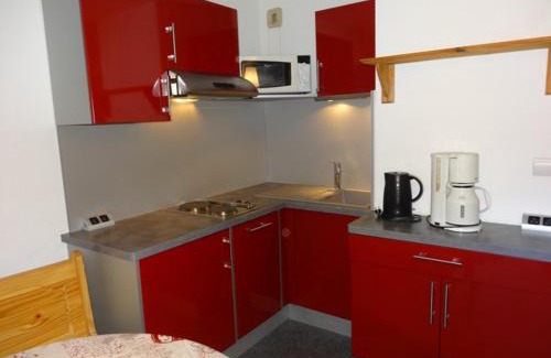 Les Bruyeres Apartment | Studio cabine 4 pers, ski aux pieds, Les Menuires, 24m², balcon sud-ouest, proche commerces et remontées. - FR-1-178-101