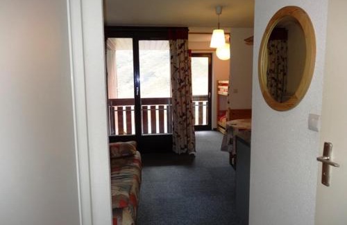 Les Bruyeres Apartment | Studio cabine 4 pers, ski aux pieds, Les Menuires, 24m², balcon sud-ouest, proche commerces et remontées. - FR-1-178-101