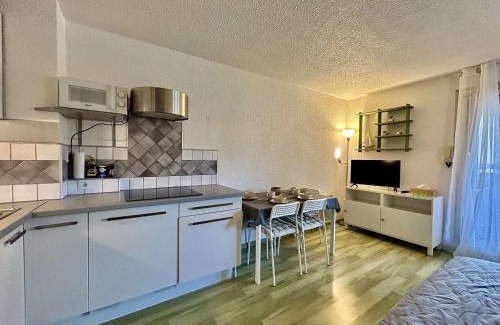Sainte-Maxime Apartment | Studio cabine avec piscine, parking privatif, loggia et accès plage à pied - Sainte-Maxime - FR-1-226-534