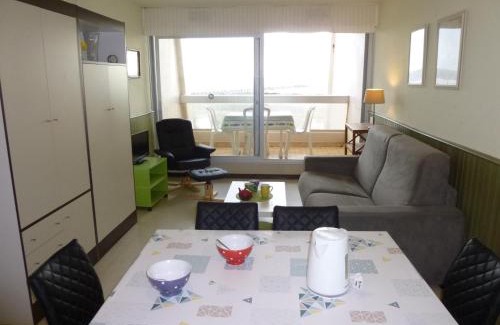 Saint-Jean-de-Monts Apartment | Studio cabine 4 pers avec balcon, parking et animaux admis à 50m de la plage - FR-1-224C-142