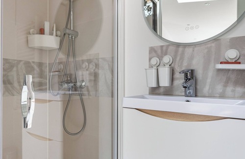 Bry-sur-Marne Apartment | Studio close to all amenities.