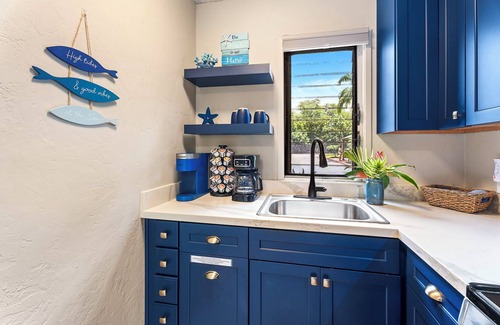 Kailua-Kona Condo | Studio condo #165 at the Kona Bali Kai in Kailua-Kona w/Ocean View