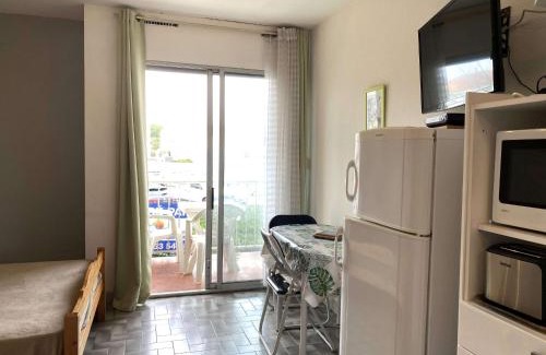 Balaruc-les-Bains Apartment | Studio Confortable avec Balcon et Wifi près du parc Charles de Gaulle à Balaruc-les-Bains - FR-1-553-37