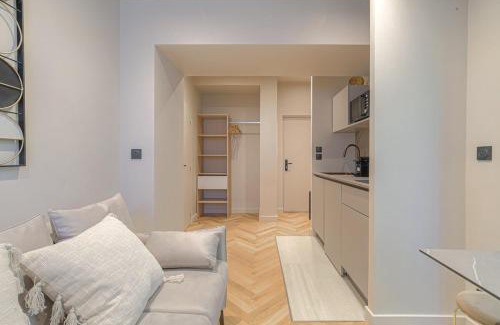 Ecully Apartment | Studio contemporain avec terrasse ensoleillée