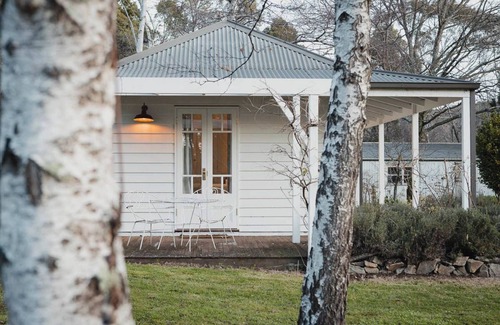 Stanley Apartment | Studio cottage on a Peony Farm in the Victorian Alps