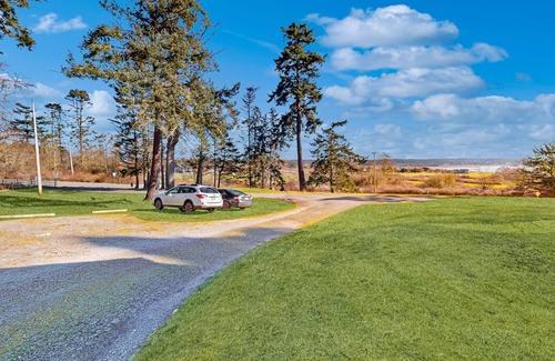 Coupeville Apartment | Studio cottage with porch - walk to ferry, beaches & Fort Casey State Park