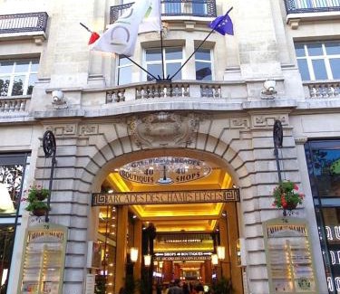 Faubourg-du-Roule Apartment | Studio de charme toits parisiens
